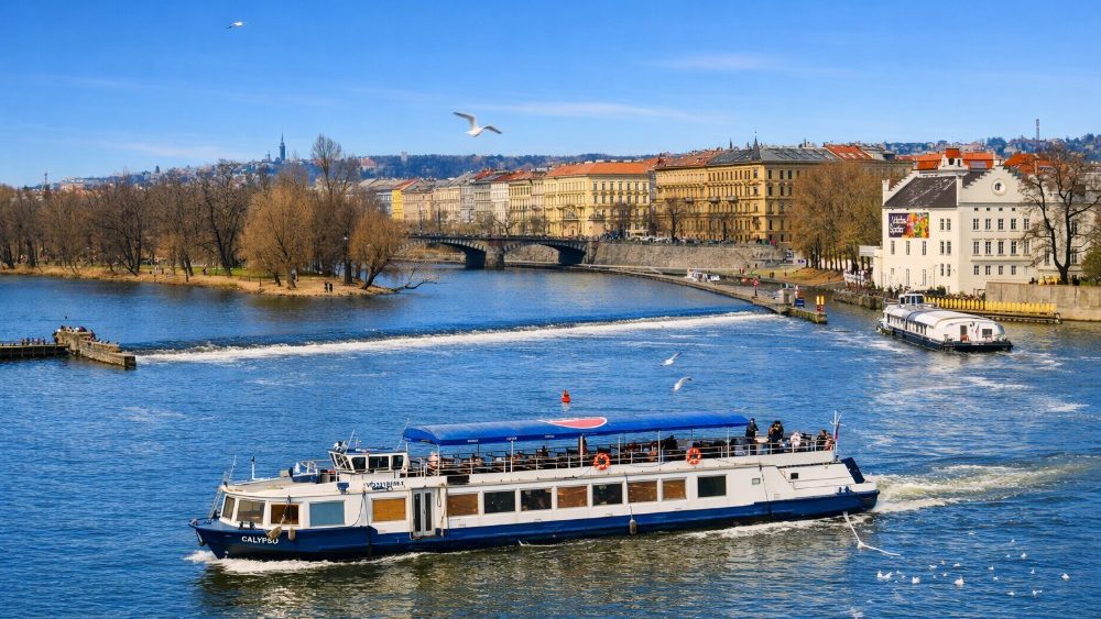 Paseo en barco en Praga por el río Moldava